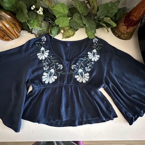 Embroidered Floral Navy Blue Peplum Blouse Medium Aeropostale Rayon Womens Top - Picture 7 of 11